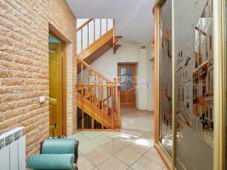  дом, 240.1 м², 9 соток