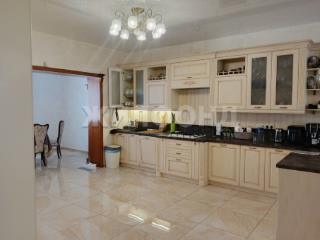  дом, 220 м², 8 соток