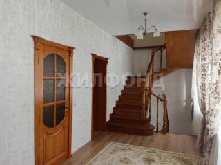  дом, 220 м², 8 соток