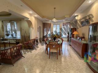  дом, 299.8 м², 8.1 соток