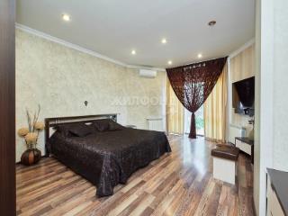  дом, 240.1 м², 9 соток