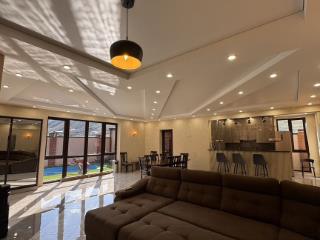  коттедж, 220 м², 6 соток