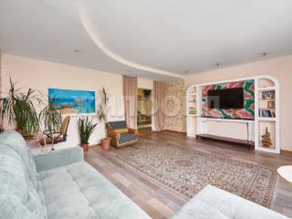  дом, 169.9 м², 7.46 соток