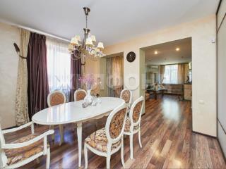  дом, 240.1 м², 9 соток