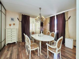  дом, 240.1 м², 9 соток