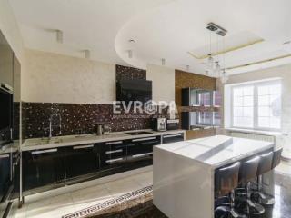 3-этажный дом, 740 м², 8 соток