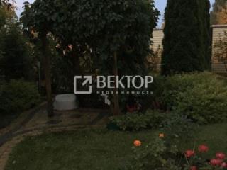 3-этажный дом, 320 м², 8 соток