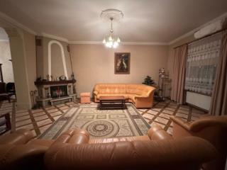 4-комн. квартира, 168 м², 1/2 этаж