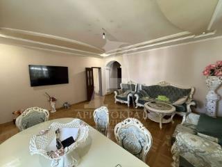 3-этажный дом, 377.5 м², 4.4 сотки