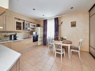  дом, 240.1 м², 9 соток