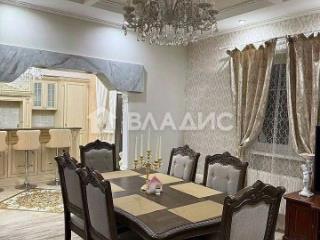 3-этажный дом, 250 м², 7.38 соток
