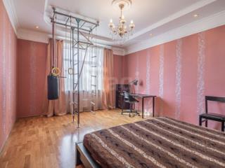 3-этажный дом, 495 м², 20 соток