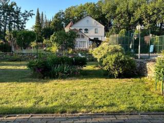  дом, 371 м², 42.5 сотки