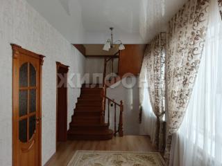  дом, 220 м², 8 соток