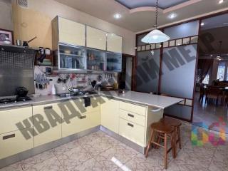  дом, 299.8 м², 8.1 соток