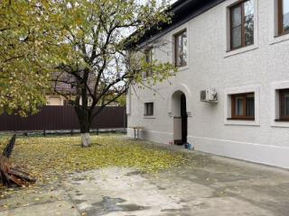  дом, 260 м², 7.6 соток