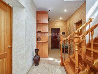  дом, 240.1 м², 9 соток