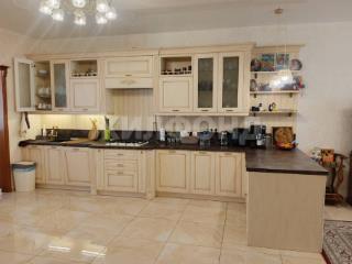  дом, 220 м², 8 соток