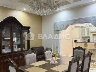 3-этажный дом, 250 м², 7.38 соток