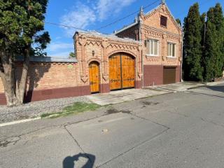  дом, 235 м², 8 соток