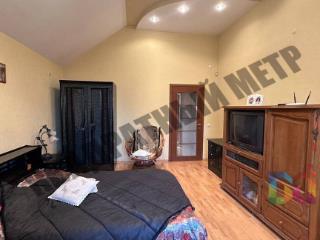  дом, 299.8 м², 8.1 соток