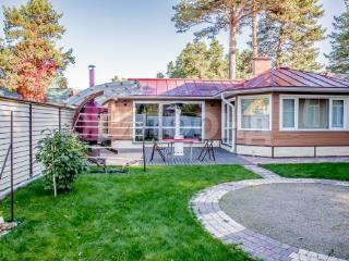  дом, 340 м², 7.6 соток