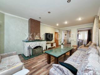  дом, 240.1 м², 9 соток