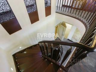 3-этажный дом, 740 м², 8 соток