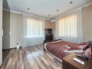  дом, 240.1 м², 9 соток