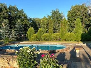  дом, 371 м², 42.5 сотки