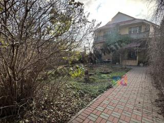  дом, 299.8 м², 8.1 соток