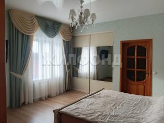  дом, 220 м², 8 соток