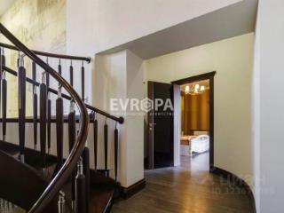 3-этажный дом, 740 м², 8 соток