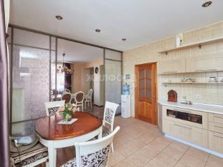  дом, 240.1 м², 9 соток