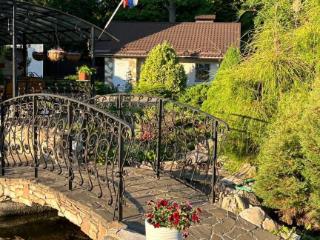  дом, 371 м², 42.5 сотки