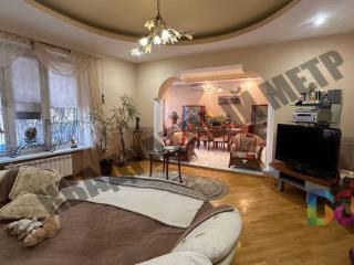  дом, 299.8 м², 8.1 соток