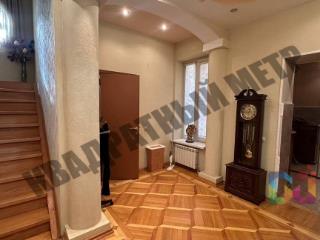  дом, 299.8 м², 8.1 соток