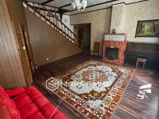  дом, 280 м², 18.3 соток