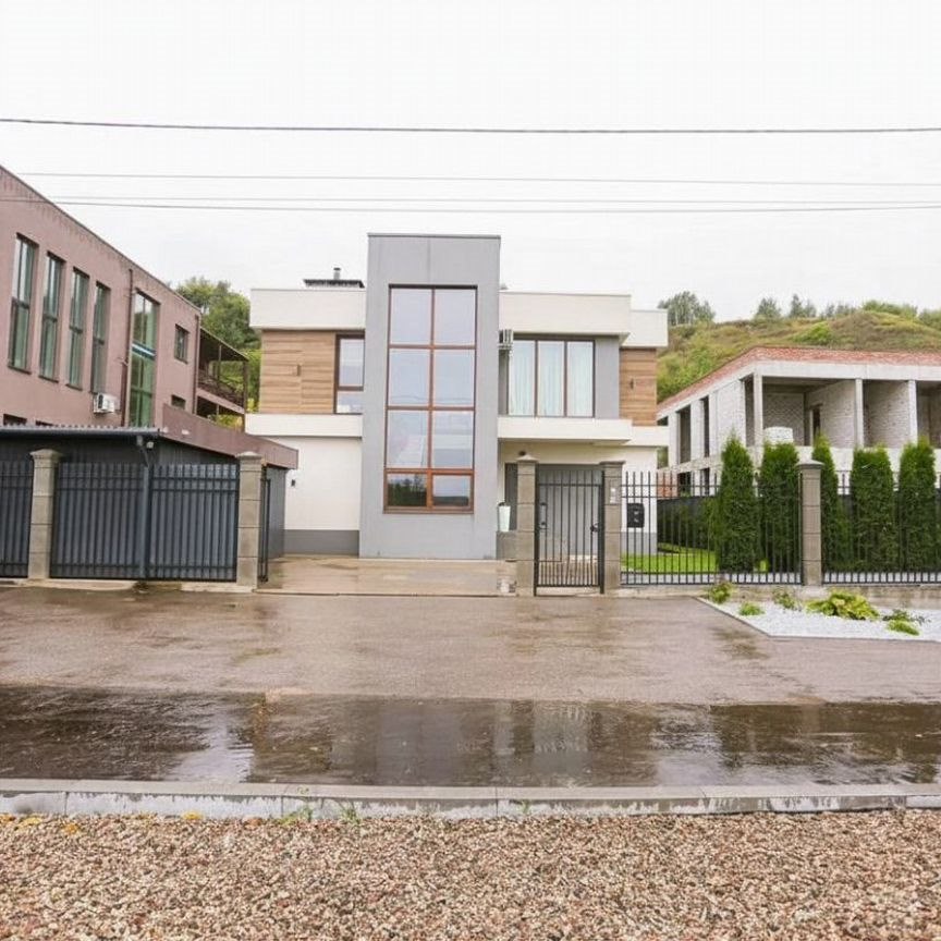 Коттедж, 258.4 м², 8.4 соток