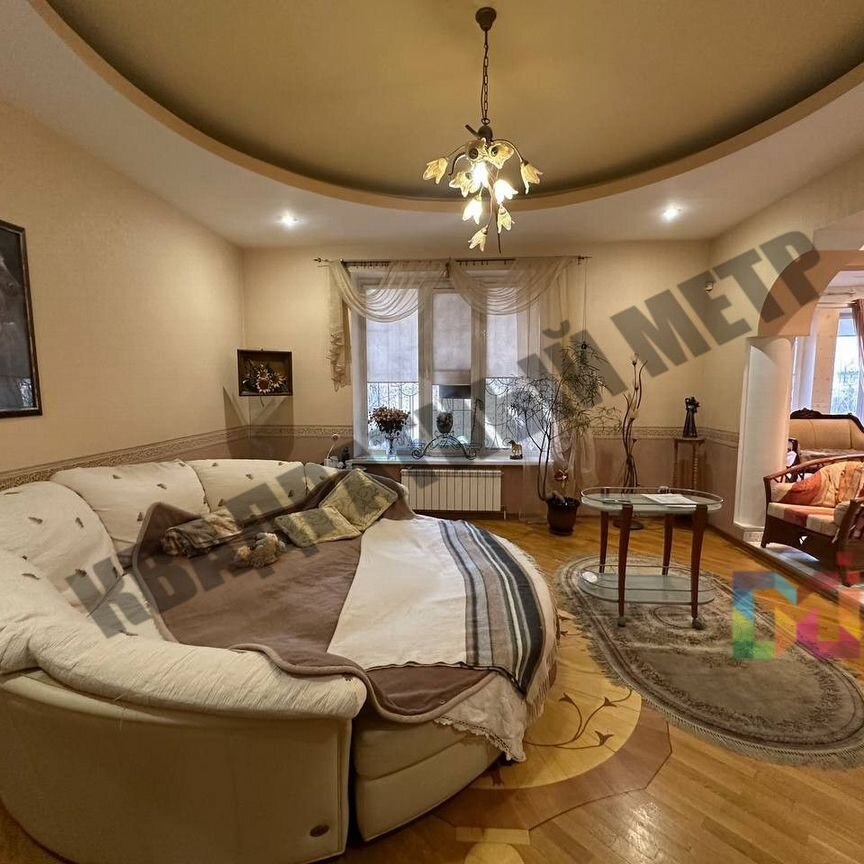  дом, 299.8 м², 8.1 соток