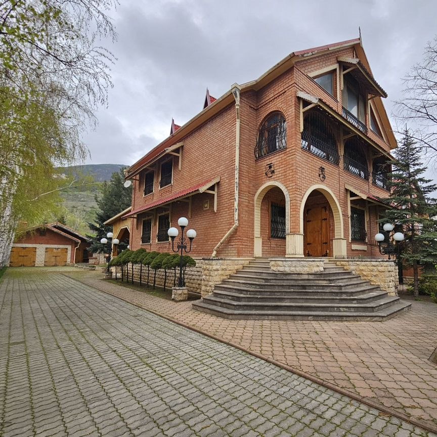  дом, 450 м², 18 соток