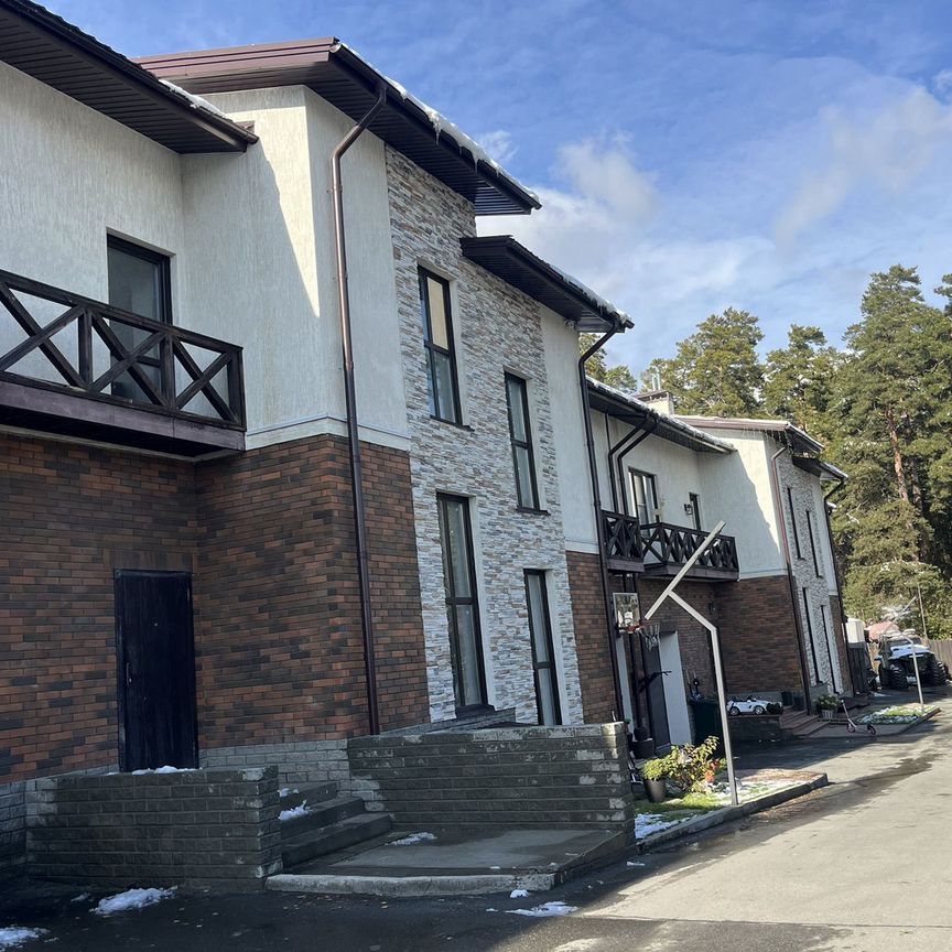 Таунхаус, 280 м², 5 соток