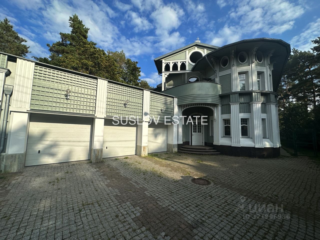 Дом, 1000 м², 48.2 соток