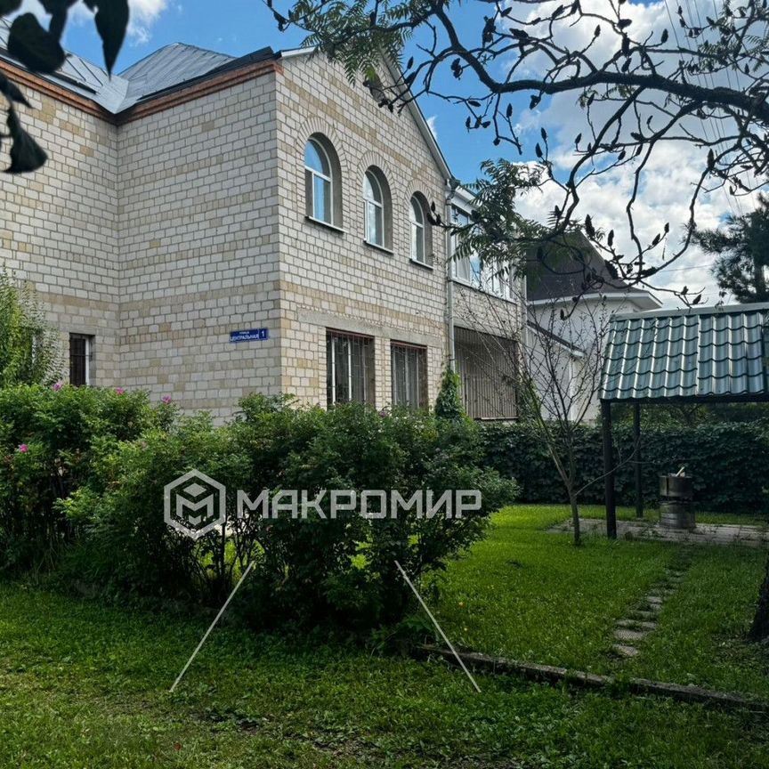  дом, 280 м², 18.3 соток