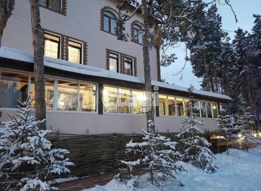 3-этажный дом, 432 м², 16.92 соток