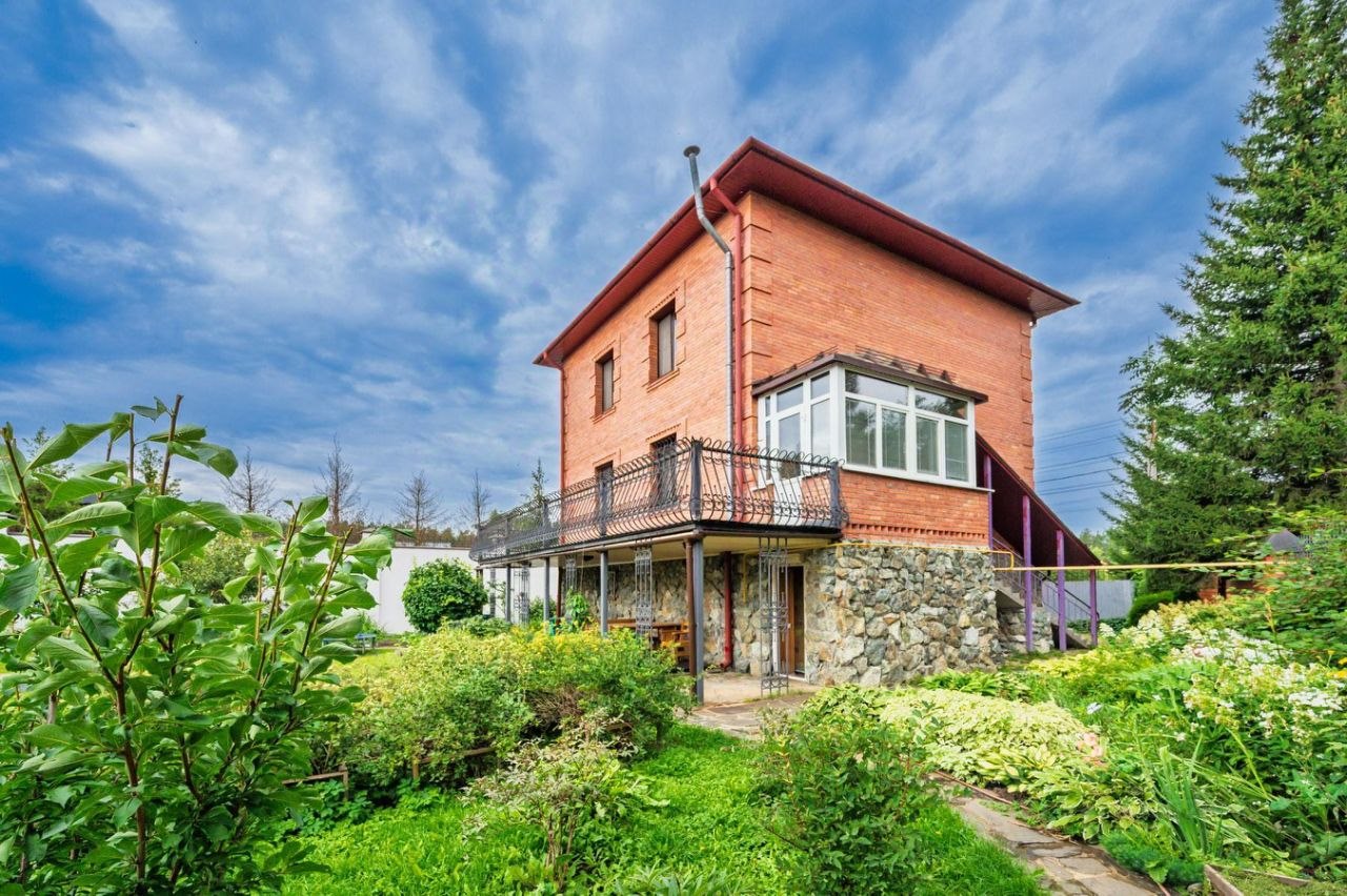 3-этажный дом, 194.8 м², 10 соток