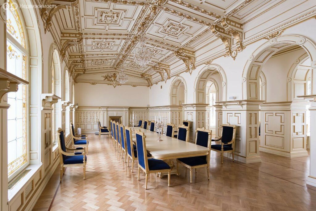 Дом, 879.8 м², 1 сотка