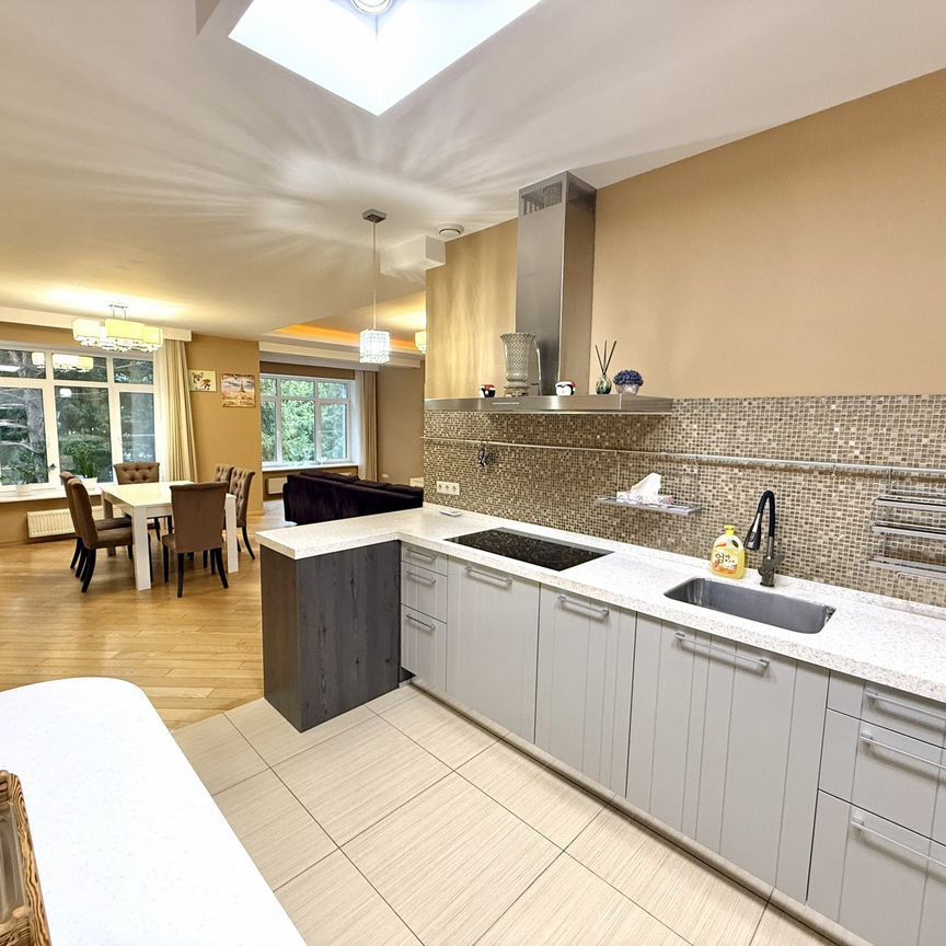 3-комн. квартира, 210 м2, 1/2 этаж