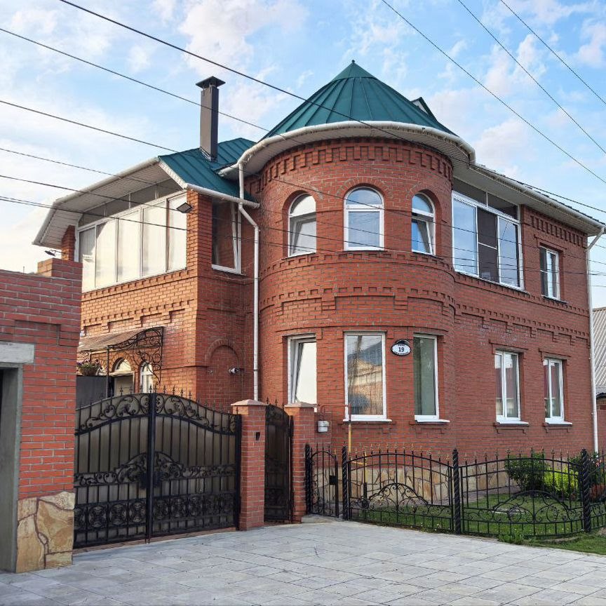 Дом, 200 м², 12.4 соток