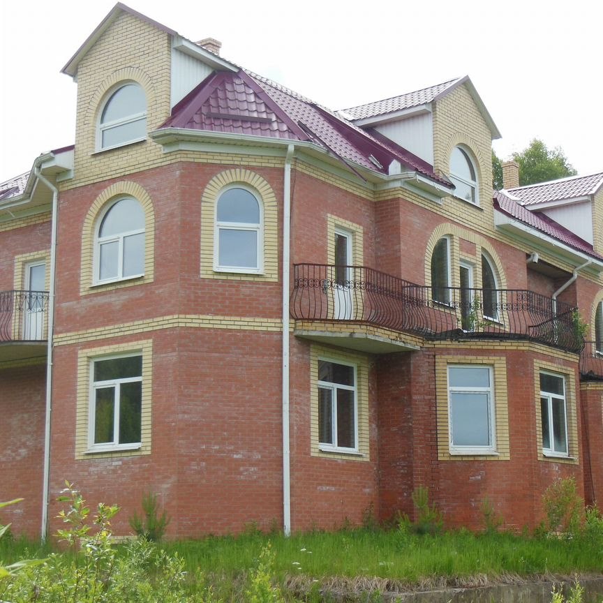 Дом, 878 м², 100 соток